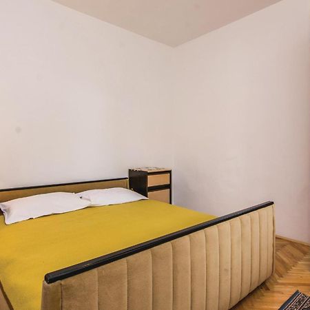 4 Bedroom Awesome Apartment In Starigrad Ngoại thất bức ảnh