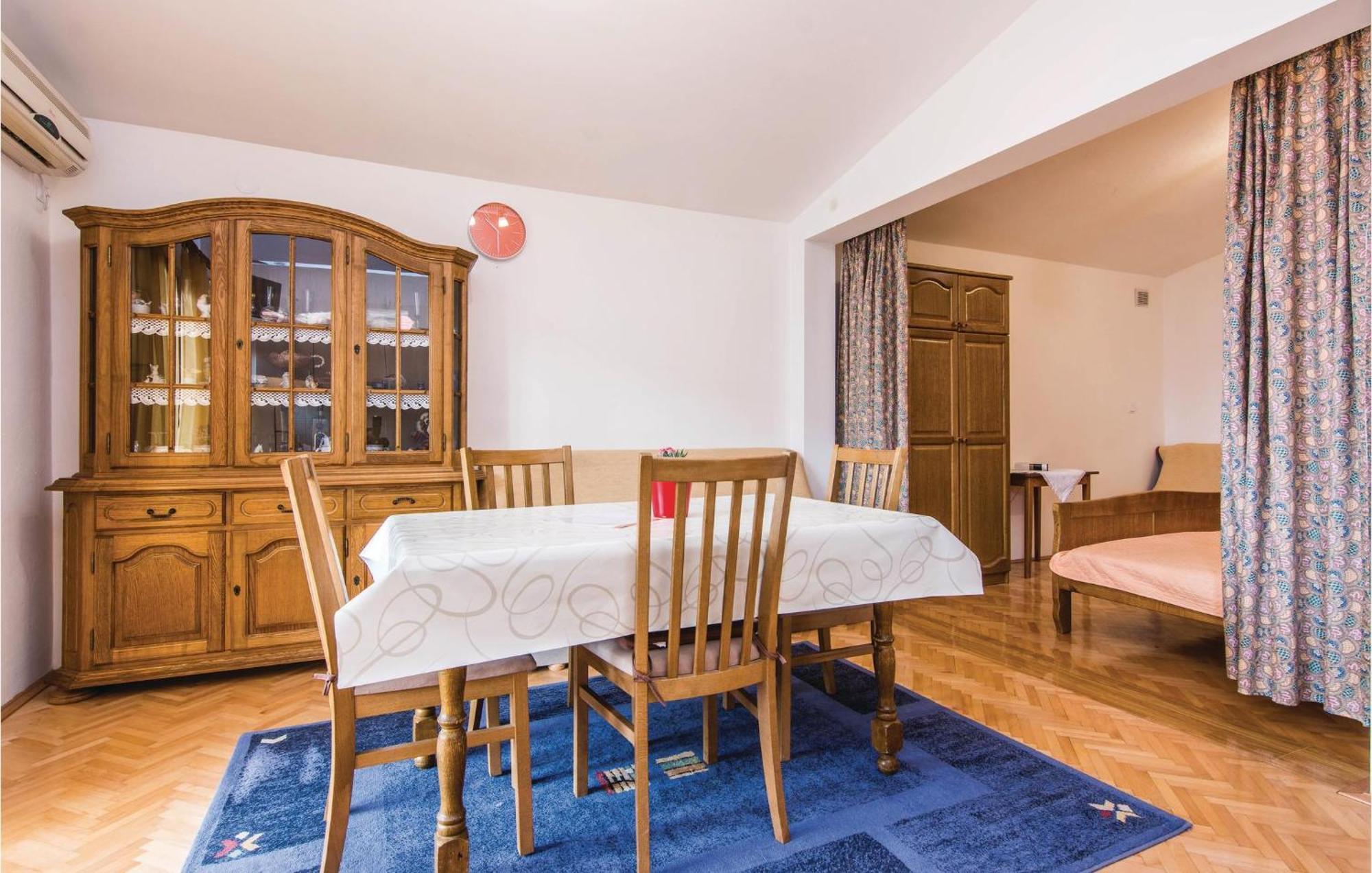 4 Bedroom Awesome Apartment In Starigrad Ngoại thất bức ảnh