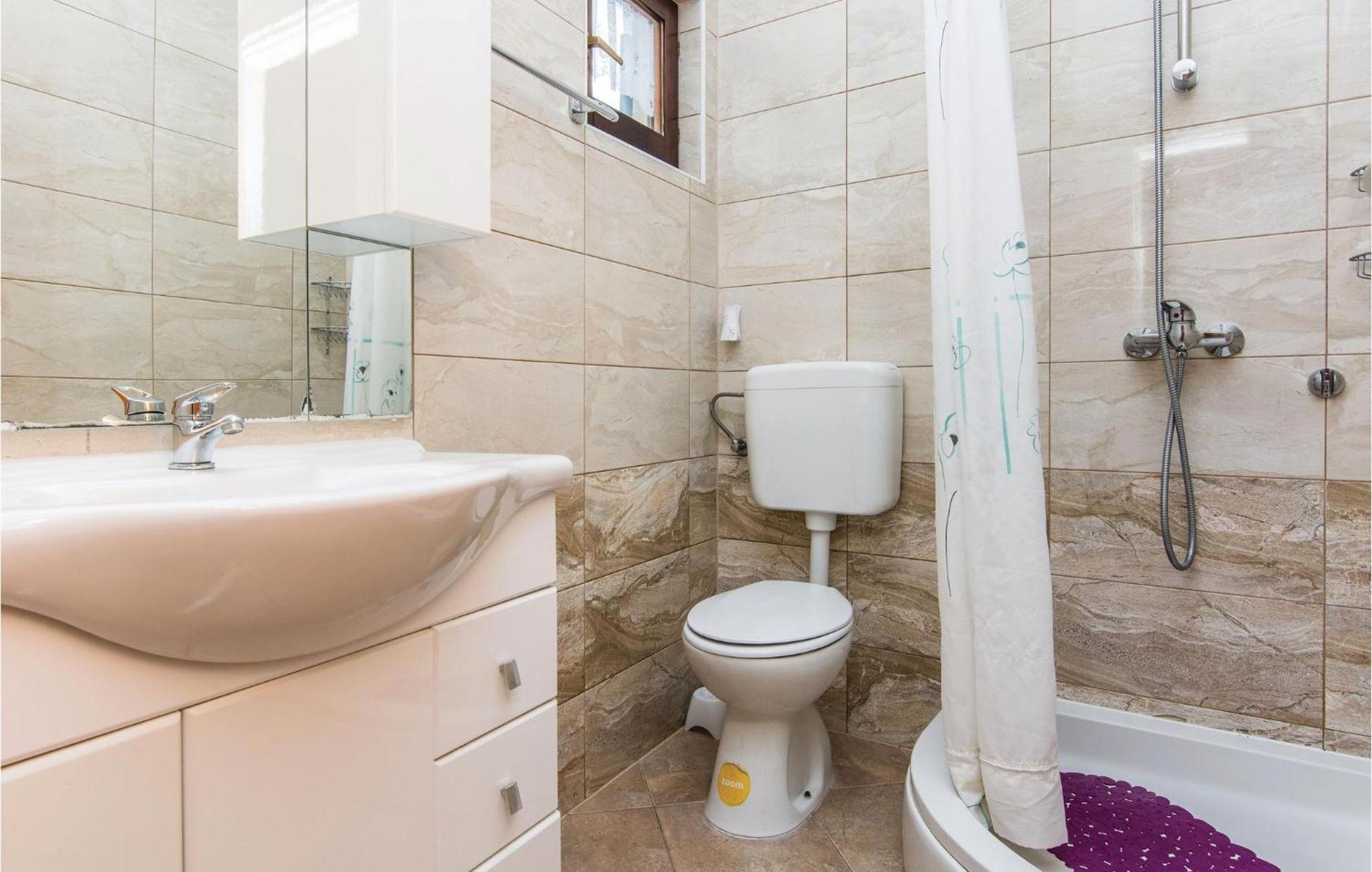 4 Bedroom Awesome Apartment In Starigrad Ngoại thất bức ảnh