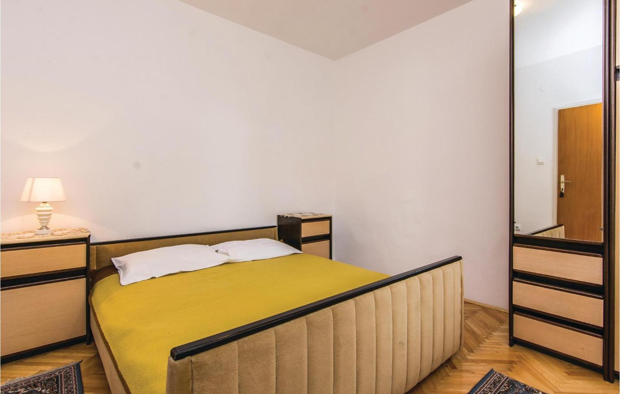4 Bedroom Awesome Apartment In Starigrad Ngoại thất bức ảnh