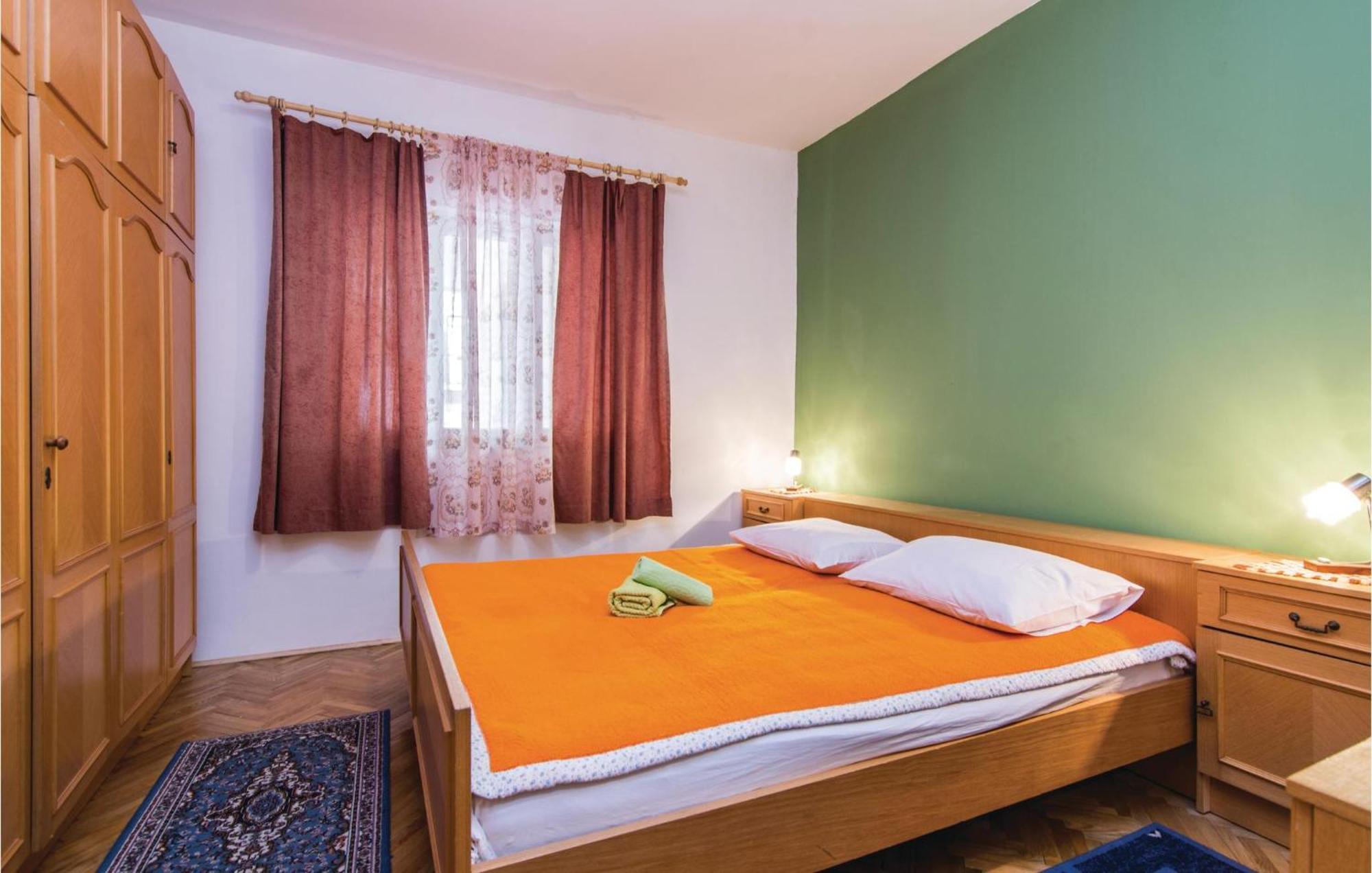 4 Bedroom Awesome Apartment In Starigrad Ngoại thất bức ảnh