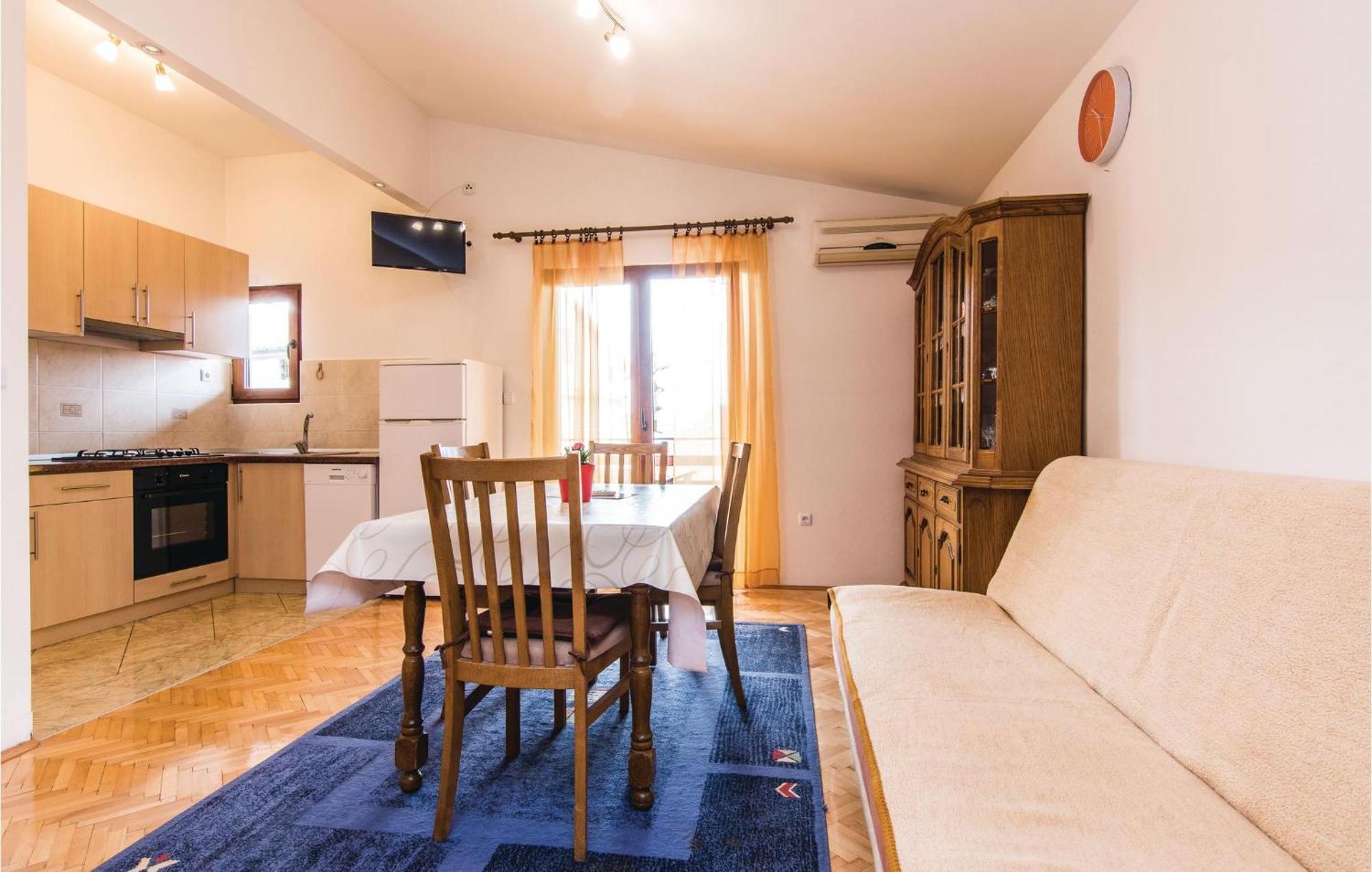 4 Bedroom Awesome Apartment In Starigrad Ngoại thất bức ảnh