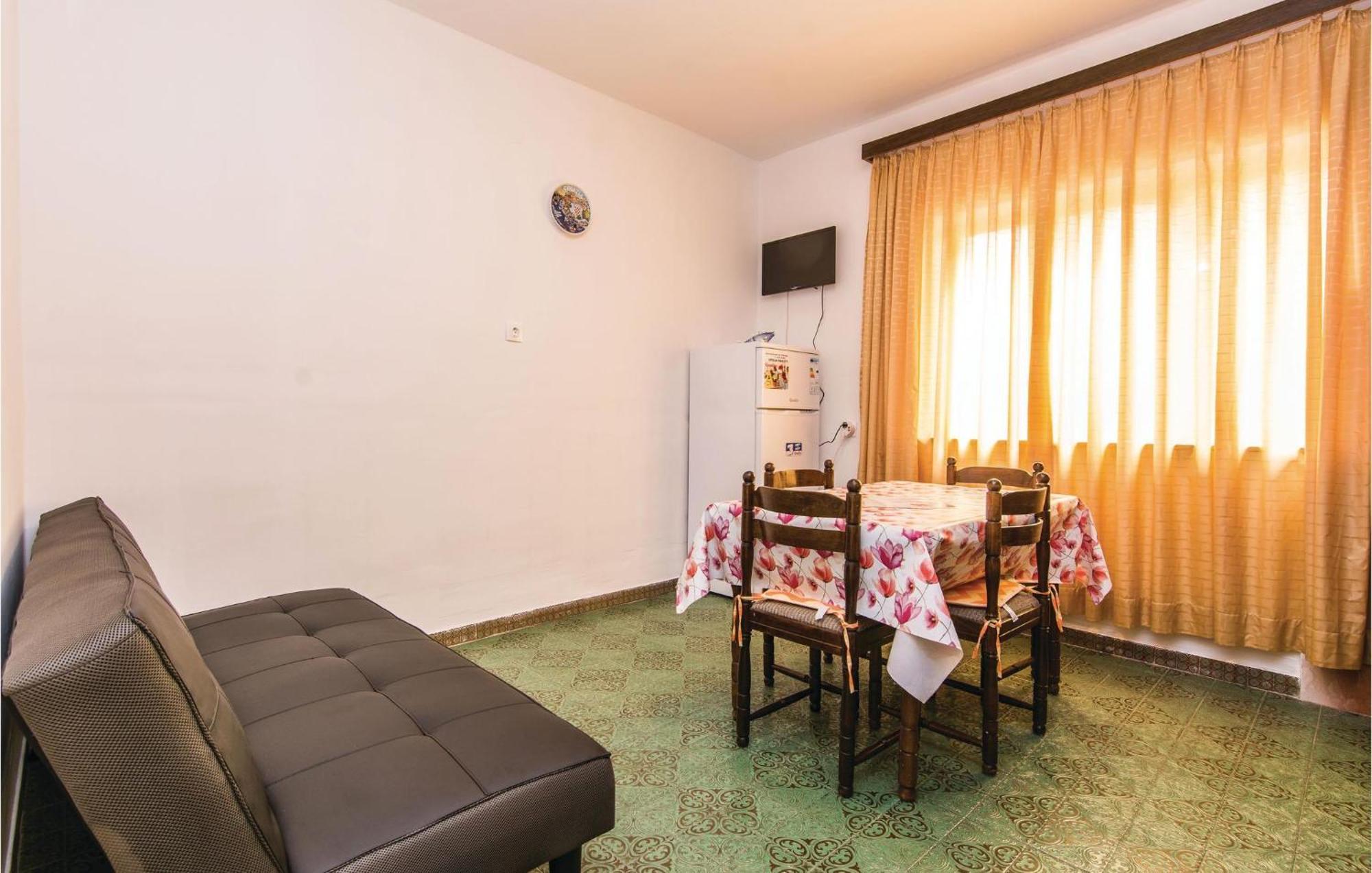 4 Bedroom Awesome Apartment In Starigrad Ngoại thất bức ảnh