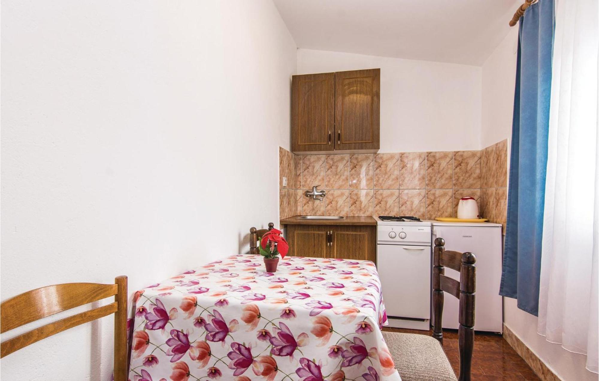 4 Bedroom Awesome Apartment In Starigrad Ngoại thất bức ảnh