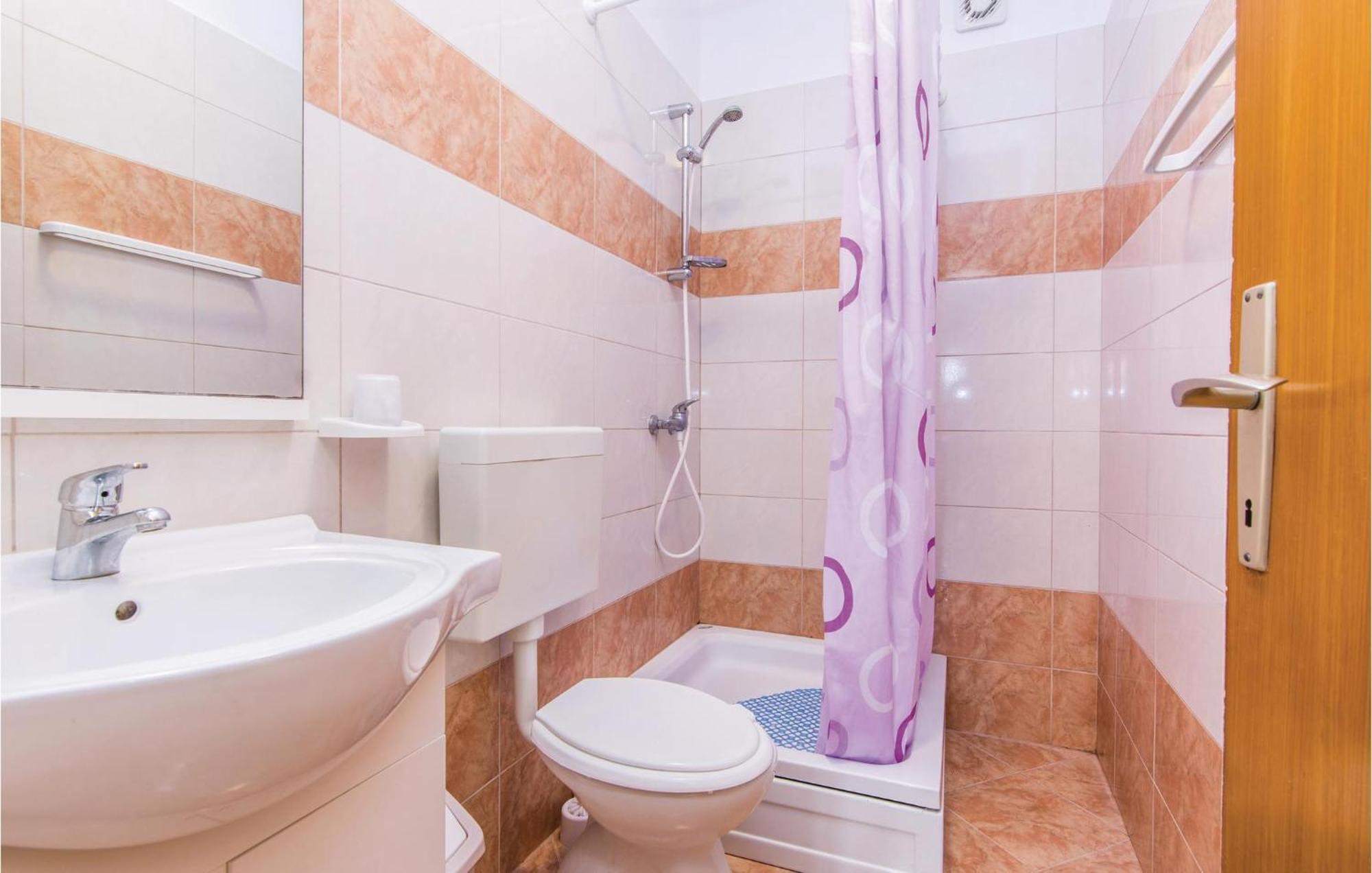 4 Bedroom Awesome Apartment In Starigrad Ngoại thất bức ảnh