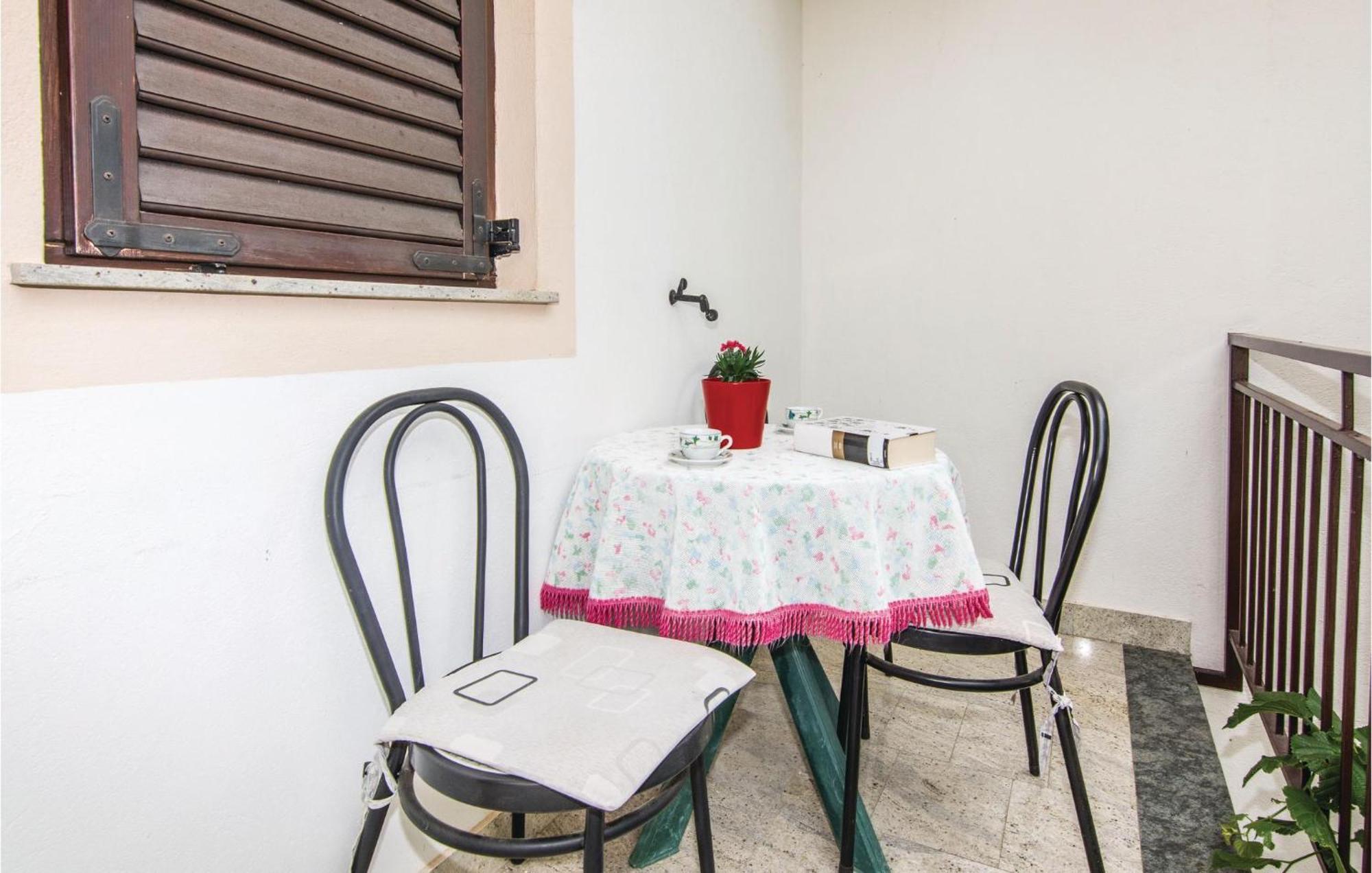 4 Bedroom Awesome Apartment In Starigrad Ngoại thất bức ảnh
