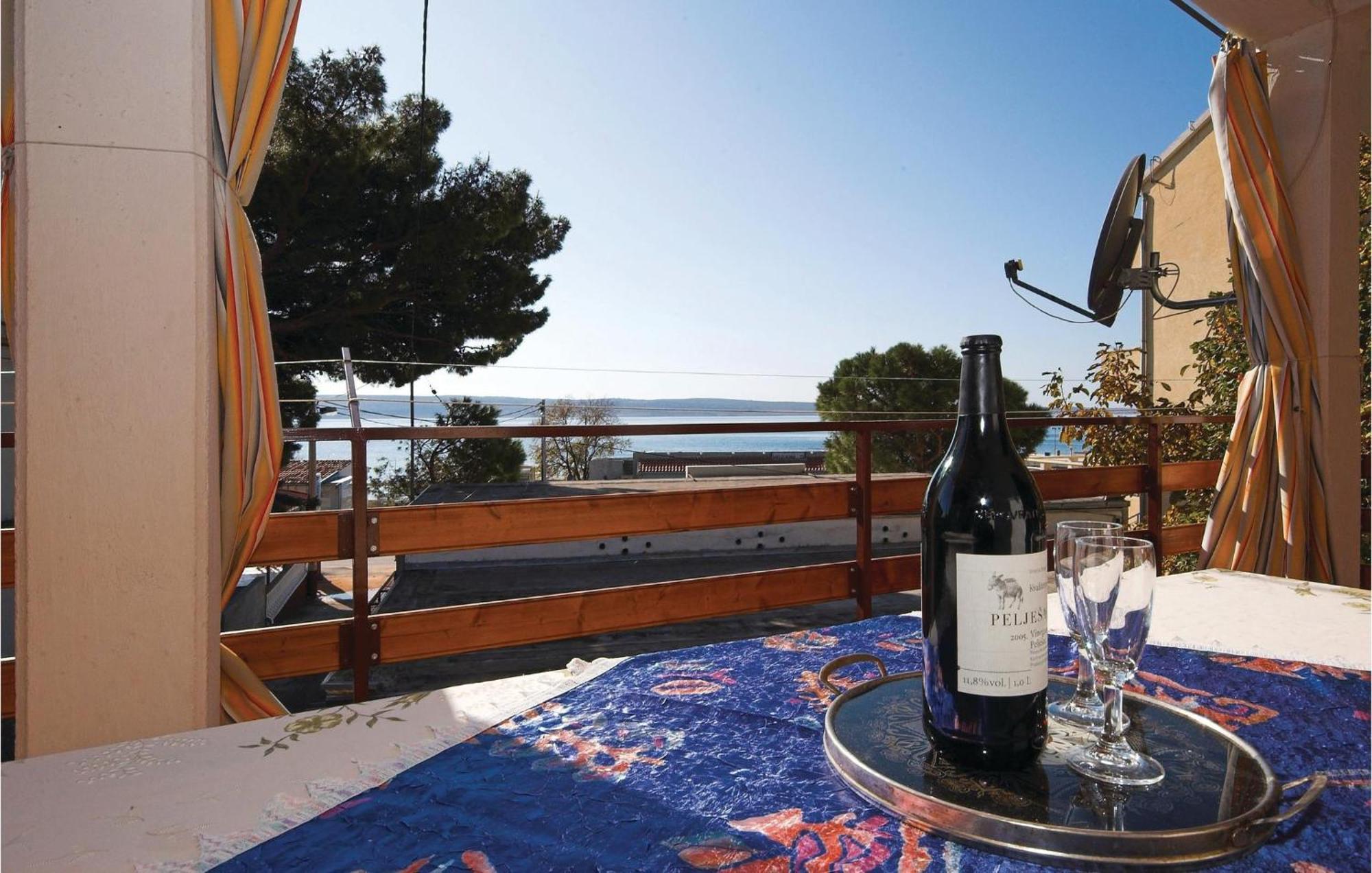 4 Bedroom Awesome Apartment In Starigrad Ngoại thất bức ảnh