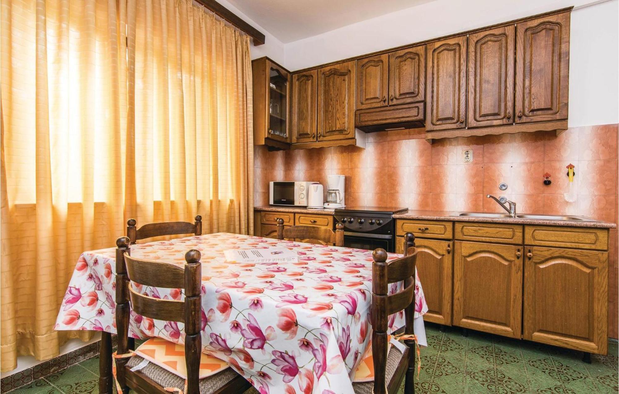 4 Bedroom Awesome Apartment In Starigrad Ngoại thất bức ảnh