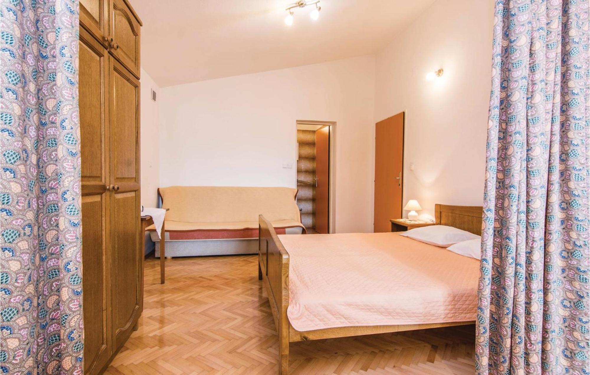 4 Bedroom Awesome Apartment In Starigrad Ngoại thất bức ảnh