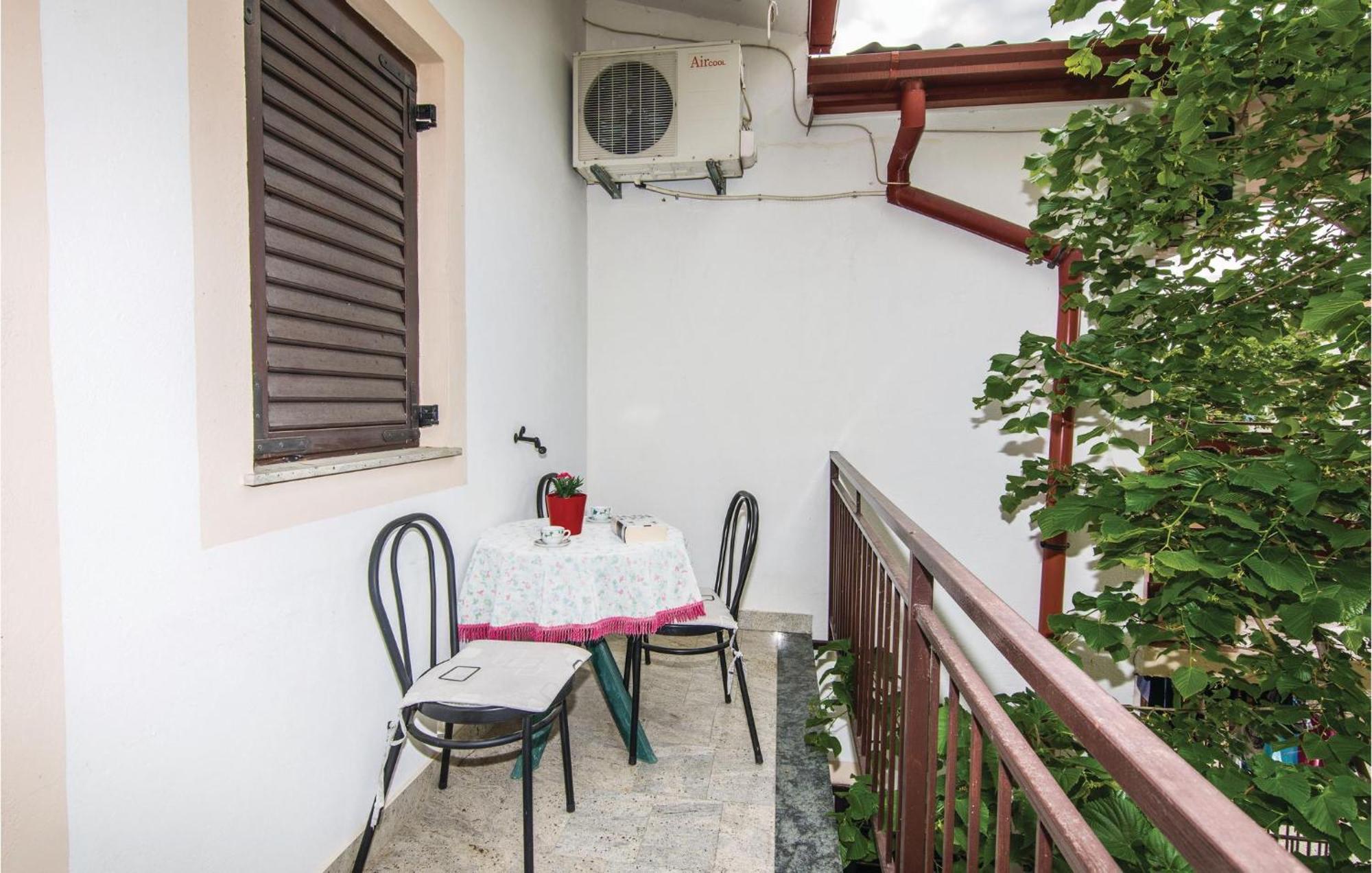 4 Bedroom Awesome Apartment In Starigrad Ngoại thất bức ảnh