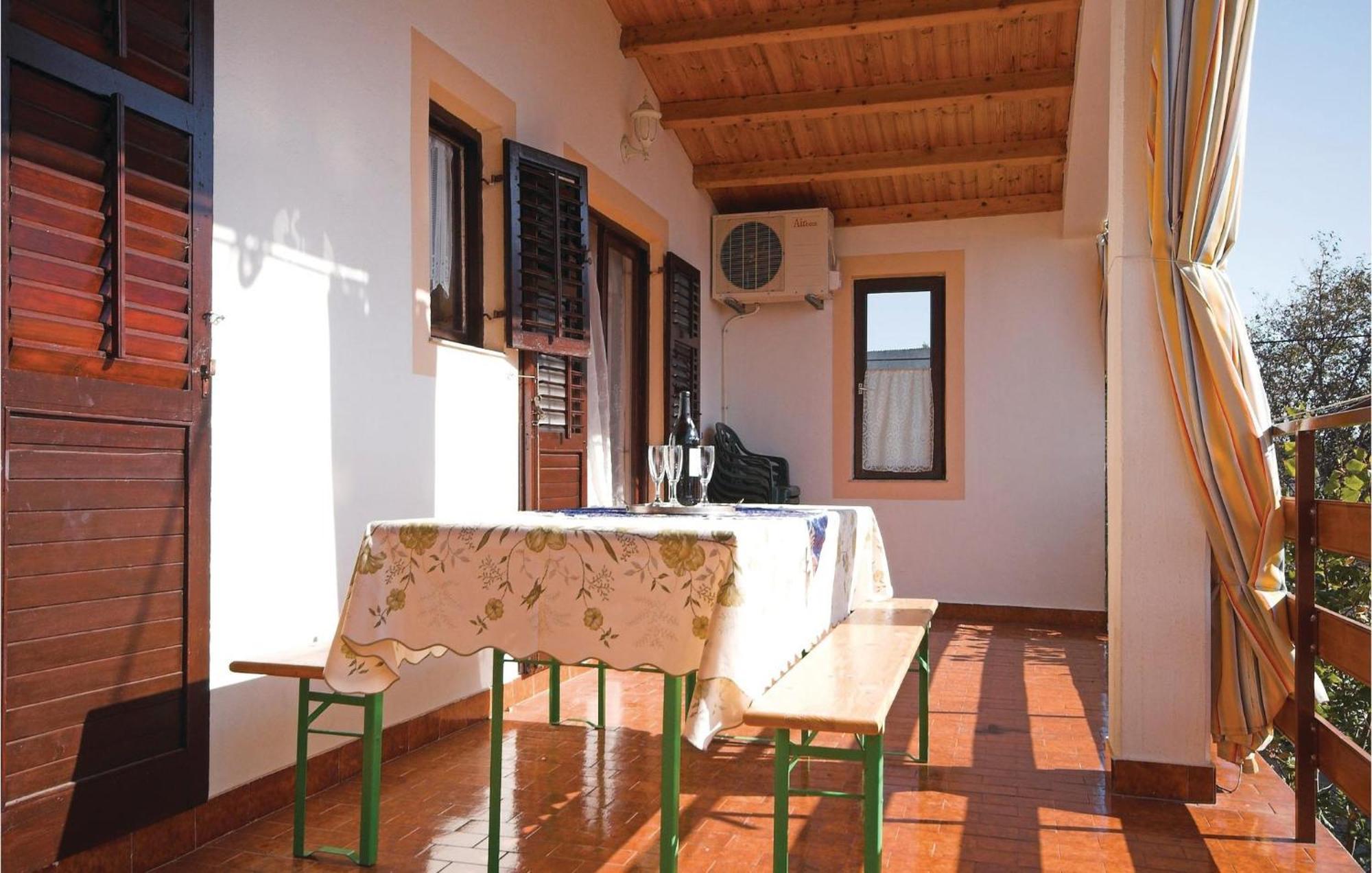 4 Bedroom Awesome Apartment In Starigrad Ngoại thất bức ảnh