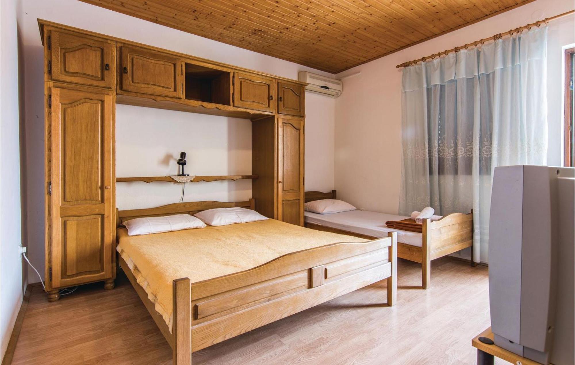 4 Bedroom Awesome Apartment In Starigrad Ngoại thất bức ảnh